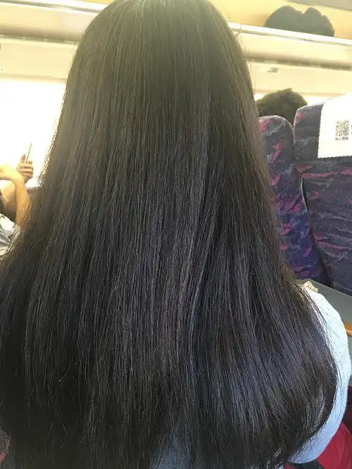 头发洗完之后有点蓬蓬的,有人说是沙发发质.算自来卷?