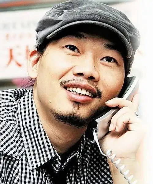 据说两人在刚开始合作时,在一个作品上,周杰伦吐槽方文山取名较长