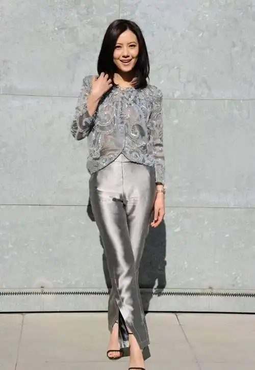 原创高圆圆这么放得开远看是穿着一身银色套装近看却透出隐形内衣