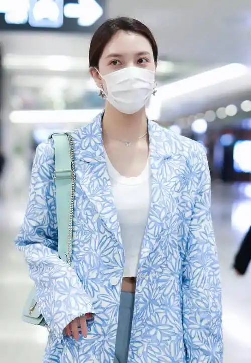 原创宋妍霏对自己真自信素颜现身机场人字拖造型真是接地气