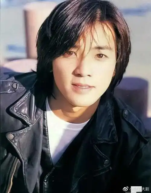 郑伊健迎来54岁生日,粉丝晒照引回忆!早年长发造型太经典