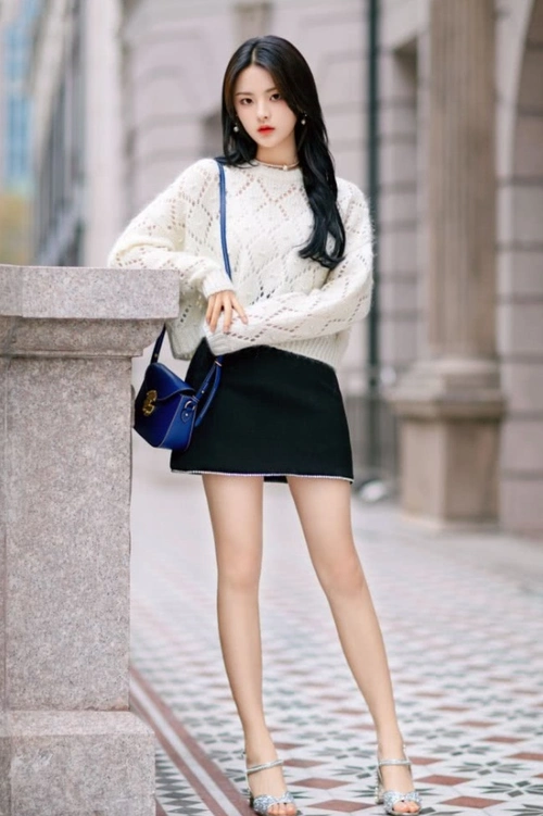 杨超越挑战10cm"三角裙",就穿出女生都爱的a字腿,这腿谁不羡慕