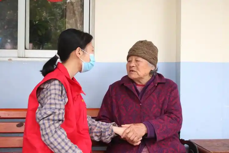 关爱老人传递爱心我院青协于许昌市老年公寓开展常规志愿服务活动