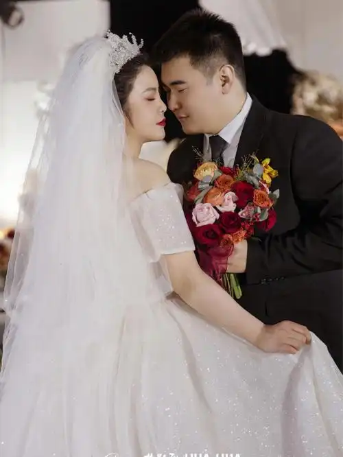 准备册婚纱礼服馆花花婚纱