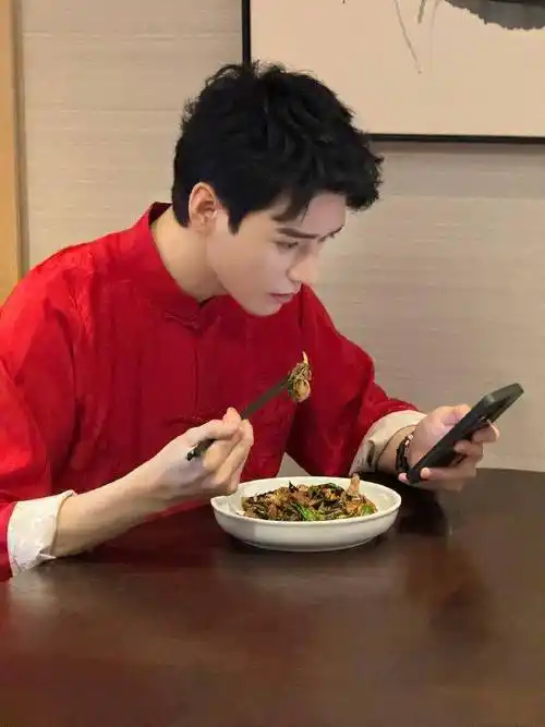 明星晒年夜饭,刘涛丰盛,毛晓彤春晚特供,龚俊简朴岳云鹏接地气_家人