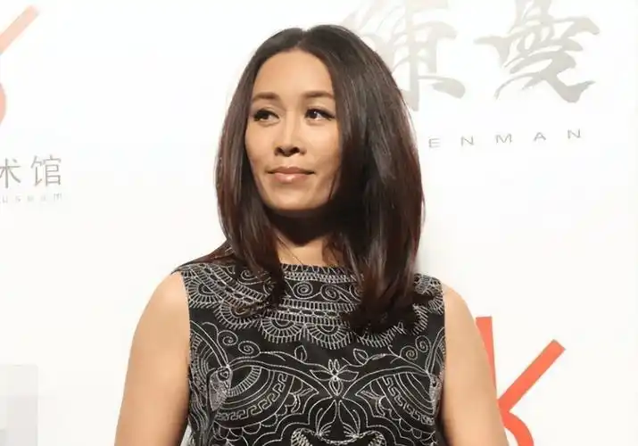 这也解释了那英为何要掩盖自己的出生证明和早期经历.