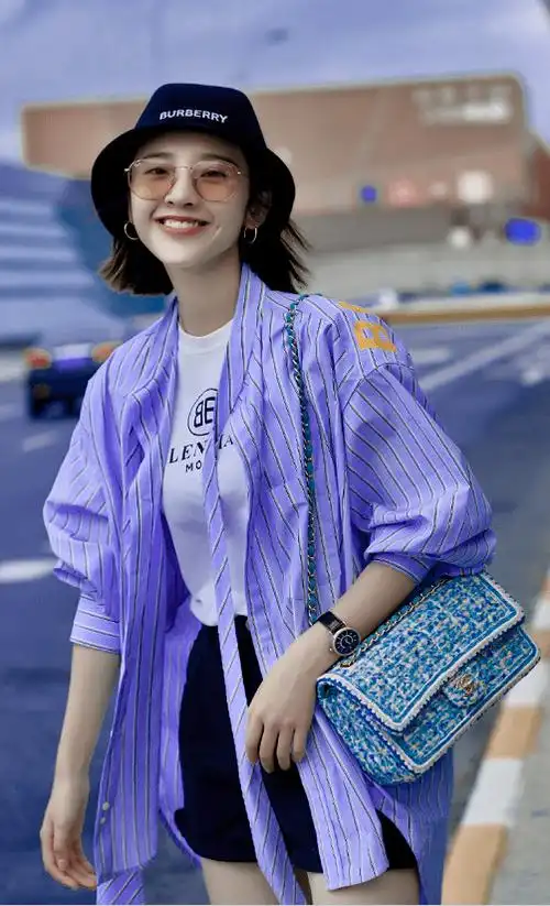 唐艺昕身穿蓝色条纹衬衫,穿搭简约大方,凸显优雅气质!
