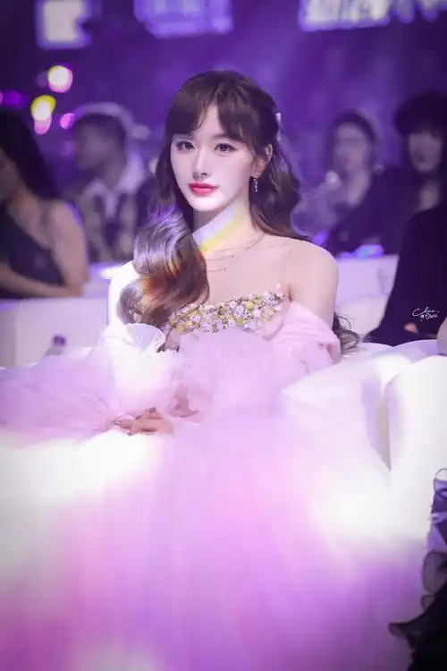 孔雪儿花朵抹胸纱裙好公主