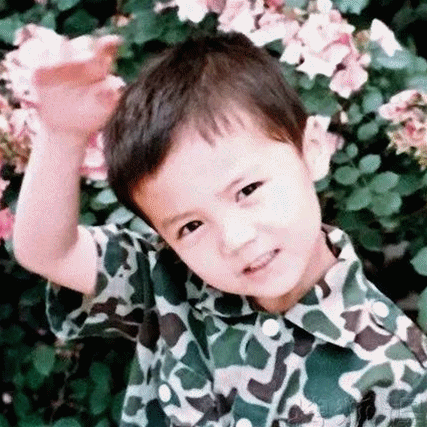 张若昀小时候的小厚唇,本尊君可以笑一天……▲李易峰小时候眼睛就