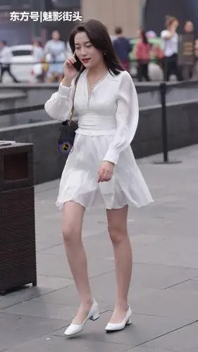 穿白se连衣裙,美女搭配一条白se腰封,不显胖还提升档次(2)