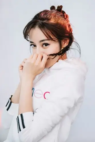 迪丽热巴写真爆光,清新造型显可爱,热巴小发辫超抢镜