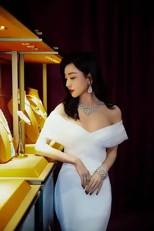 杨蓉吊带裙下的窈窕之姿与事业线的魅力