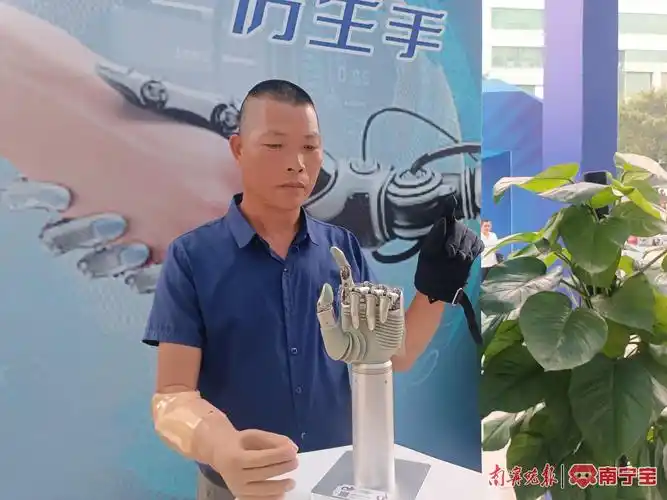 智能腿部假肢展出的新品中,智能腿部假肢可以让残疾人像正常人一样骑