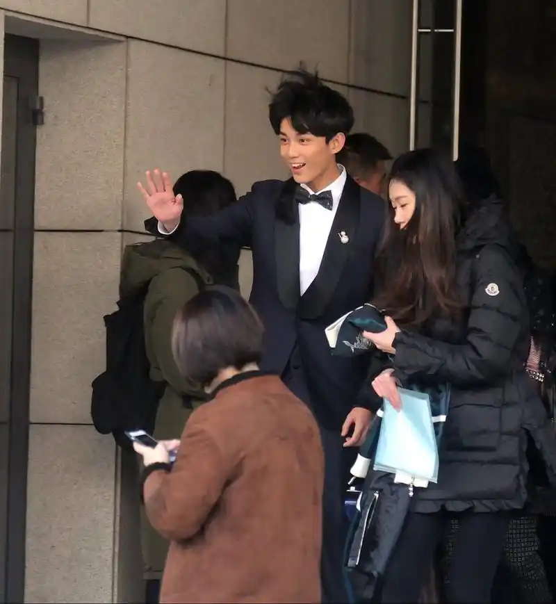 热点引擎计划#  #易烊千玺与模特项蝶倩疑似恋情#  易烊千玺与奶刎