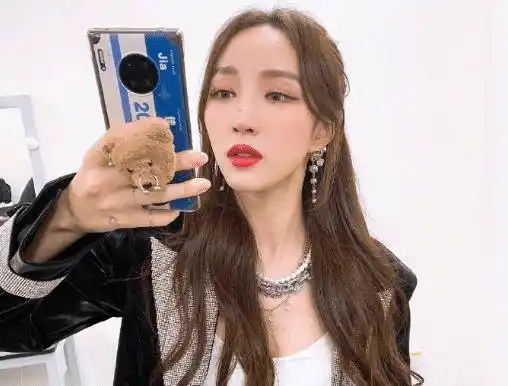 《浪姐》成团半个月后,李斯丹妮孟佳首次公开同框,录快本被实锤_姐姐