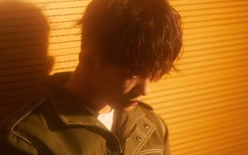 易烊千玺帅气写真图片桌面壁纸