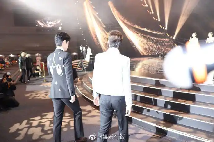 微博之夜##肖战王一博同框背影杀