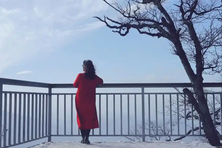 即就大妈级别的背影也能对男人有很大的杀伤力?