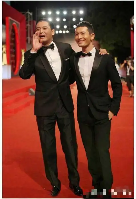 185胡歌与180朱亚文同框一般高谁身高作假网友朱亚文好聪明