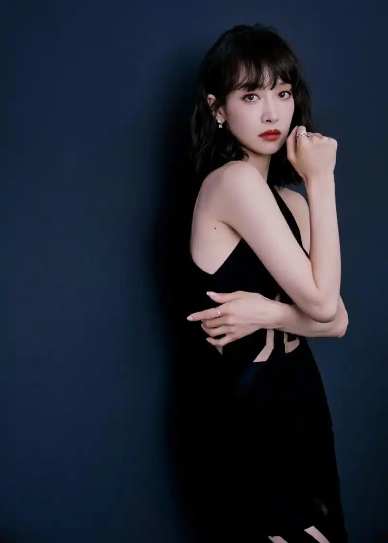 宋茜# 一袭黑色连衣裙,白皙水嫩的肌肤,婀娜多姿的身材.