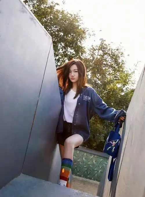 李嫣开新账号罕见晒视频秀正脸,再现王菲双麻花辫,嘴唇恢复太好_气质