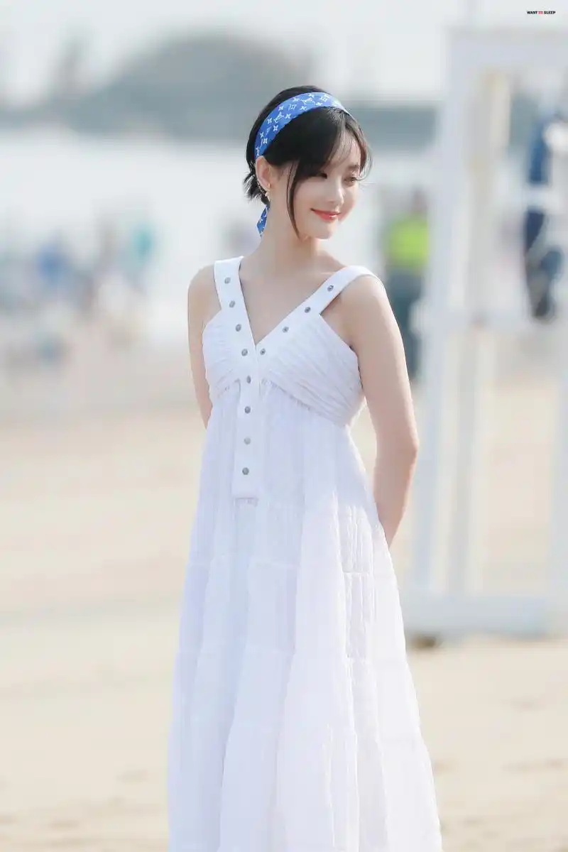 李一桐丝巾发型甜美活动照组图