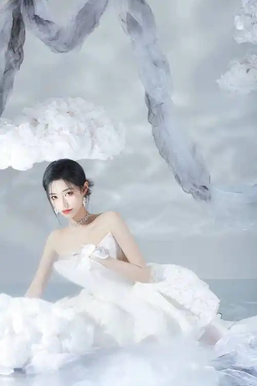 许佳琪黑白抹胸短裙 气质清冷性感又高贵