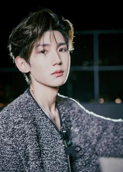 打开凤凰新闻,查看更多高清图片2021年8月28日,王源的一组《明日创作