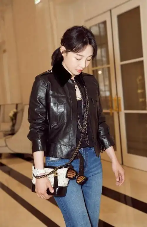 被白百何的个性穿搭惊艳到皮衣混搭细高跟不仅不丑意外很新潮
