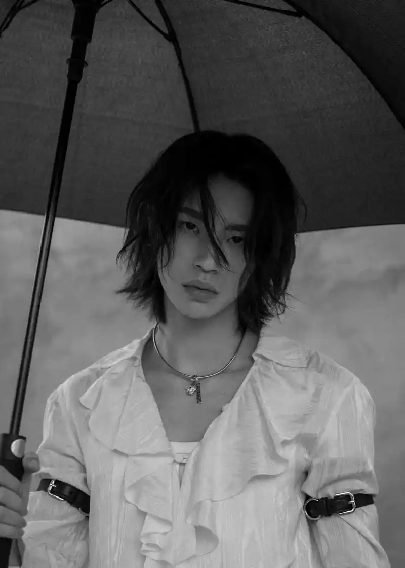这是要帅死谁! #王琳凯 #小鬼黑白撑伞氛围照 #cru - 抖音