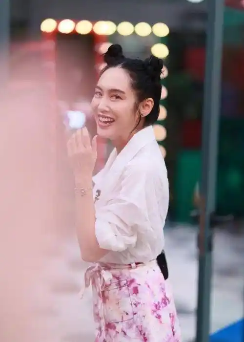 49岁朱茵好会打扮,扎双丸子头活泼减龄,紫霞仙子还是那么美_造型_角色