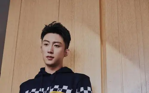 黄景瑜时尚休闲阳光干净迷人写真,大陆明星-回车桌面