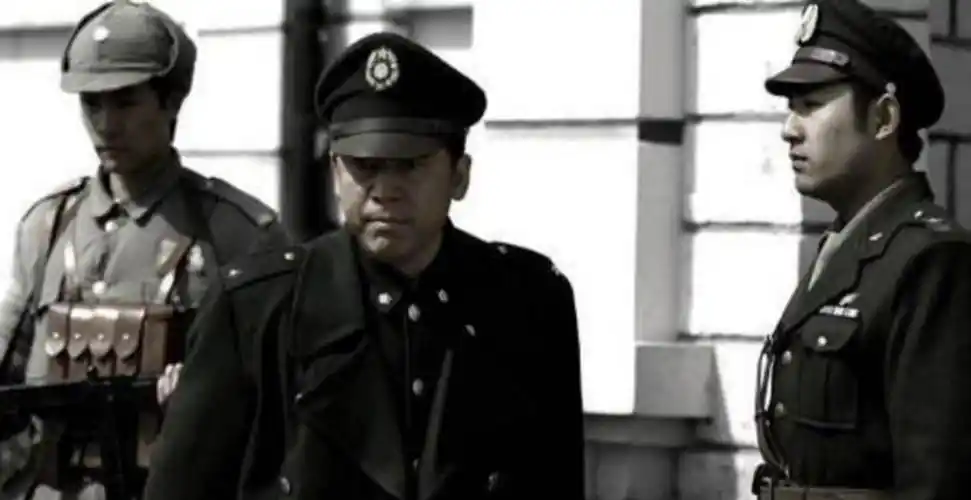 男扮女装隐藏上海6年,与爱人白日闺蜜夜间夫妻_身份_国民党_组织