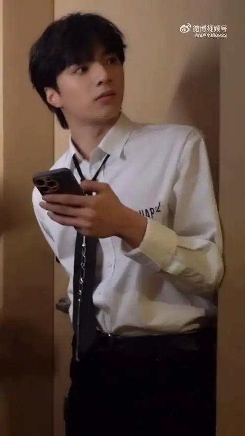 刘耀文白衬衫黑领带