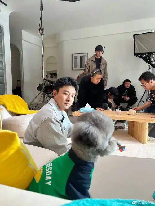 原创甜馨送奖杯为贾乃亮庆生贴脸合影超幸福越来越像李小璐有气质