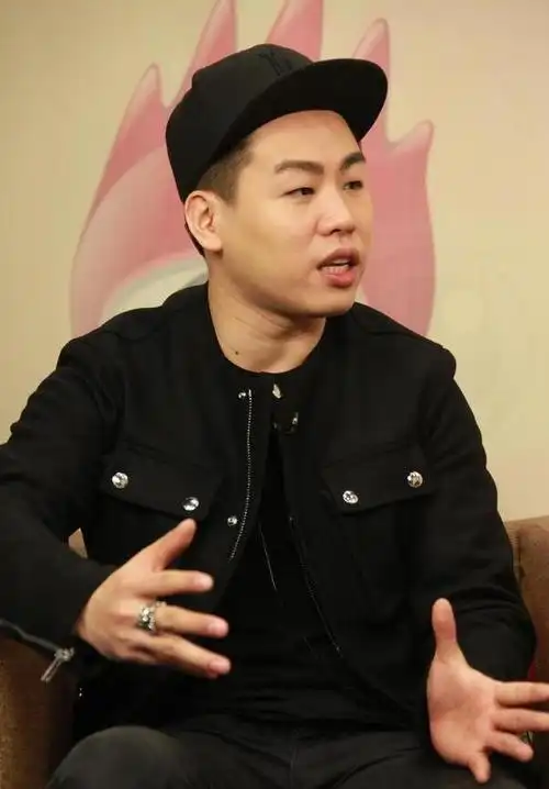 胡彦斌的照片引发的网友们的讨论和围观,既是对他个人才华的认可,也是