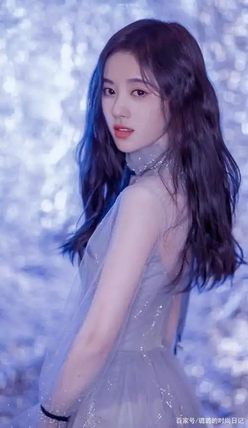 鞠婧祎不愧是"四千年美女",身穿浅色纱裙,随便拍都好看