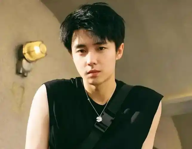 又见内娱版"换乘恋爱":欧阳娜娜现男友,是李庚希前男友?