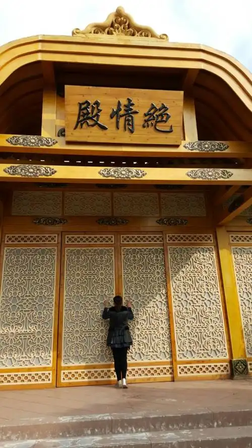 绝情殿前,可惜没见到尊上.