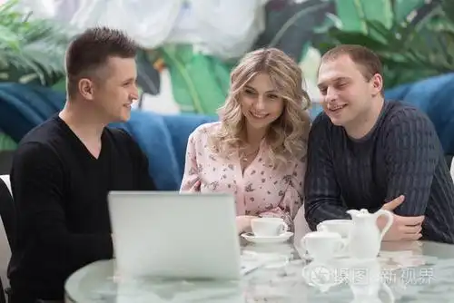 一群年轻的朋友在咖啡馆里交谈的肖像.