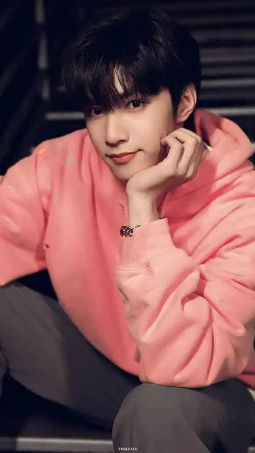 刘耀文丨粉色卫衣_高清图集_新浪网