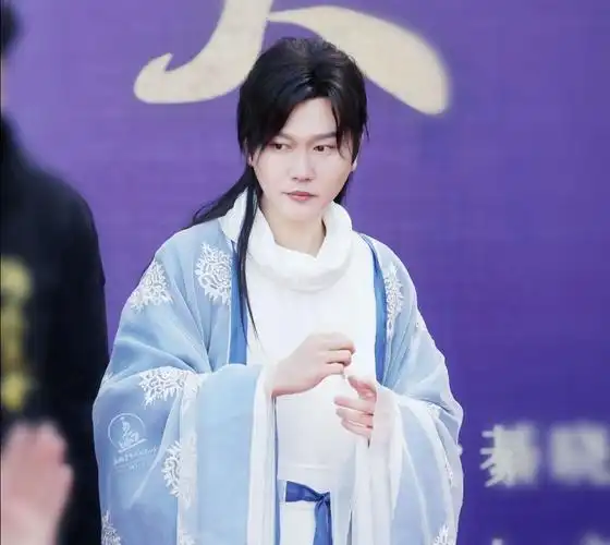 孟鹤堂老婆邴禛禛(孟鹤堂被圈在德云瓦舍剧组拍戏,输入法秀恩爱)