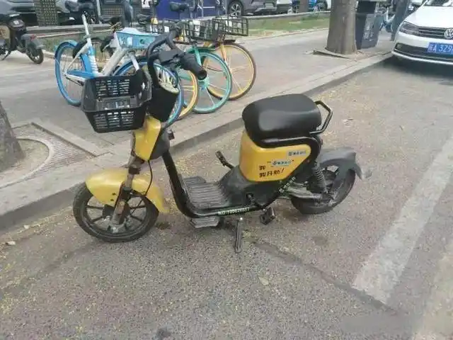 西安街头又见共享电动自行车 交通部门:系企业违规投放