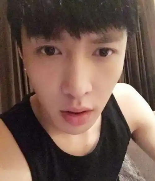 吴亦凡卸妆后也是非常的帅气,脸上完全没有痘痘