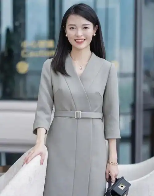 精致干练的西服裙,穿出自信的优雅气质,让你成为职场女性的焦点