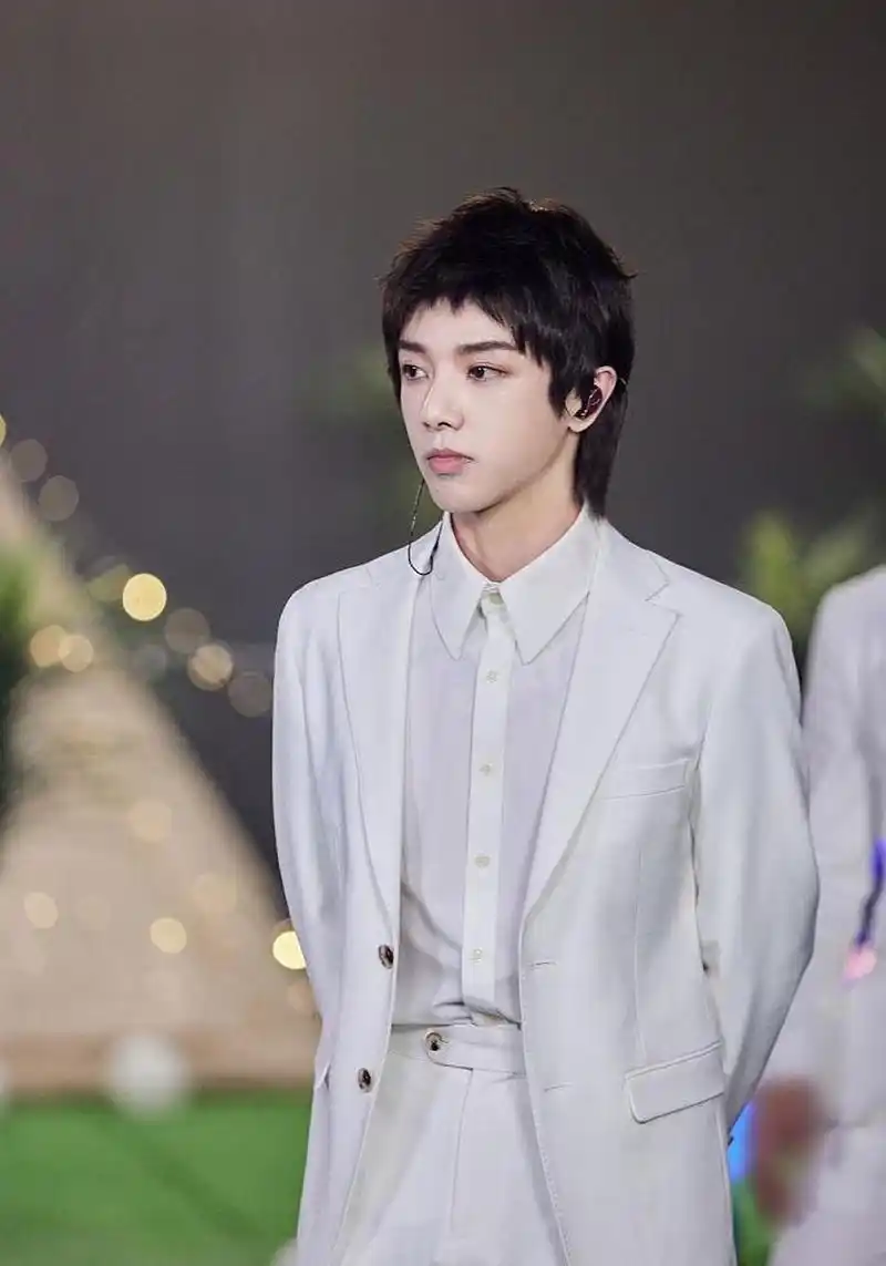 华晨宇发布《萌探探探案2》录制写真 挑染黄发绑发带少年气十足