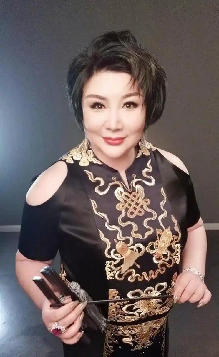 郭麒麟成名之后,远在异国的母亲胡中惠打去了电话:"妈妈,你回来吧