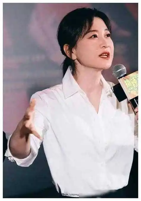 贾玲机场照曝光,神似"青春有你"学员,秒变超模!_形象_时尚_社交