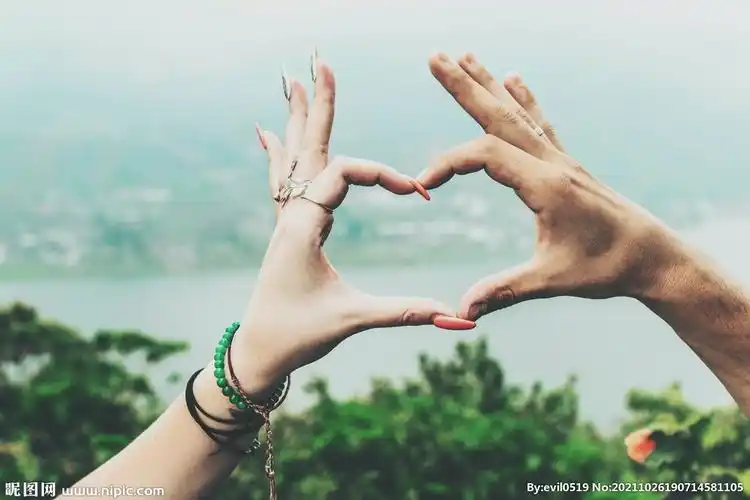 jpg颜色:rgb100共享分×关 键 词:心形 手势 心形手势 爱心 比心 比心