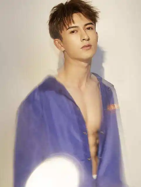 如何打造像米热一样的巧克力腹肌?跟着大吊哥练腹肌动作